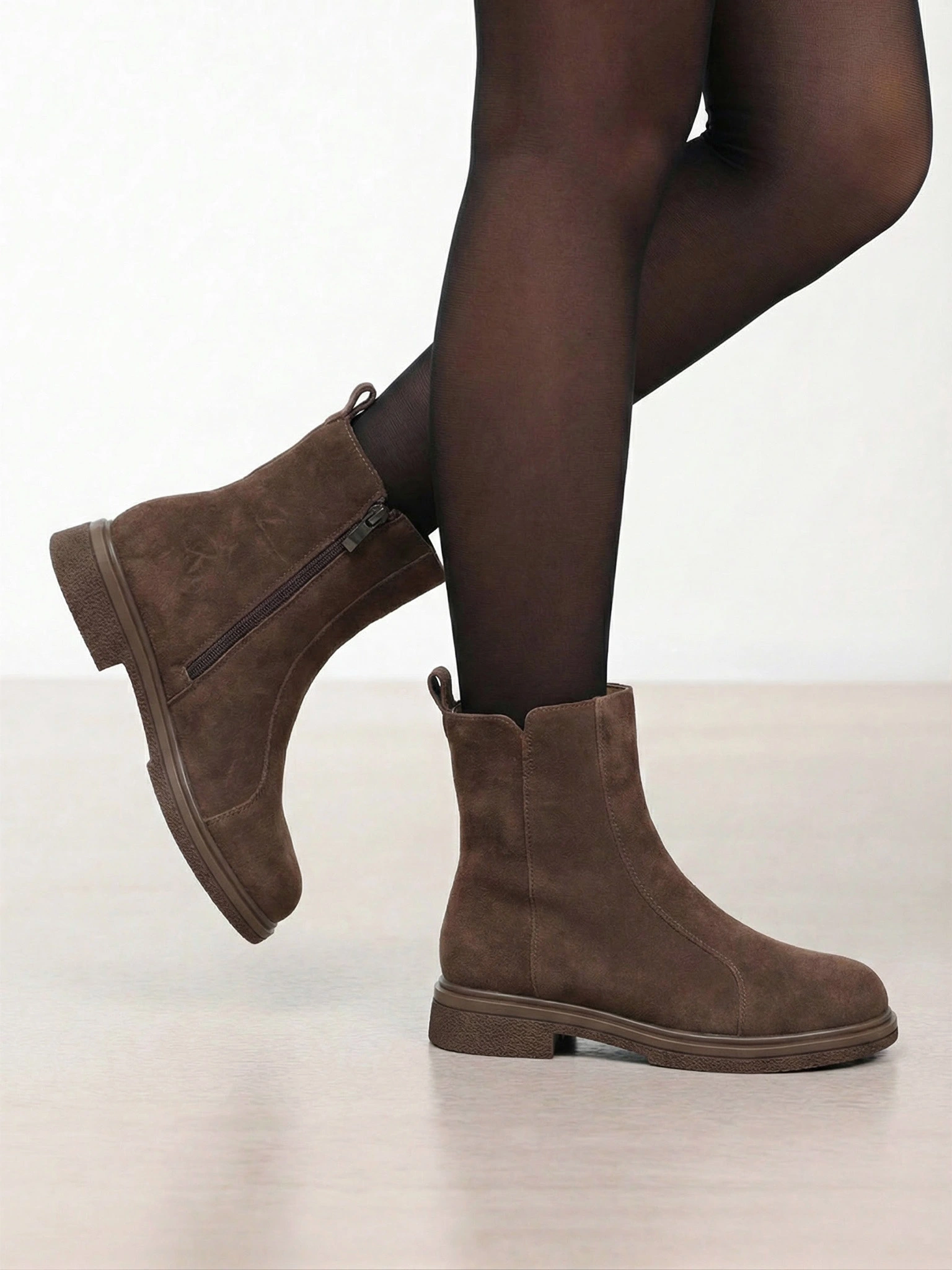 Ботинки коричневого цвета на низком каблуке